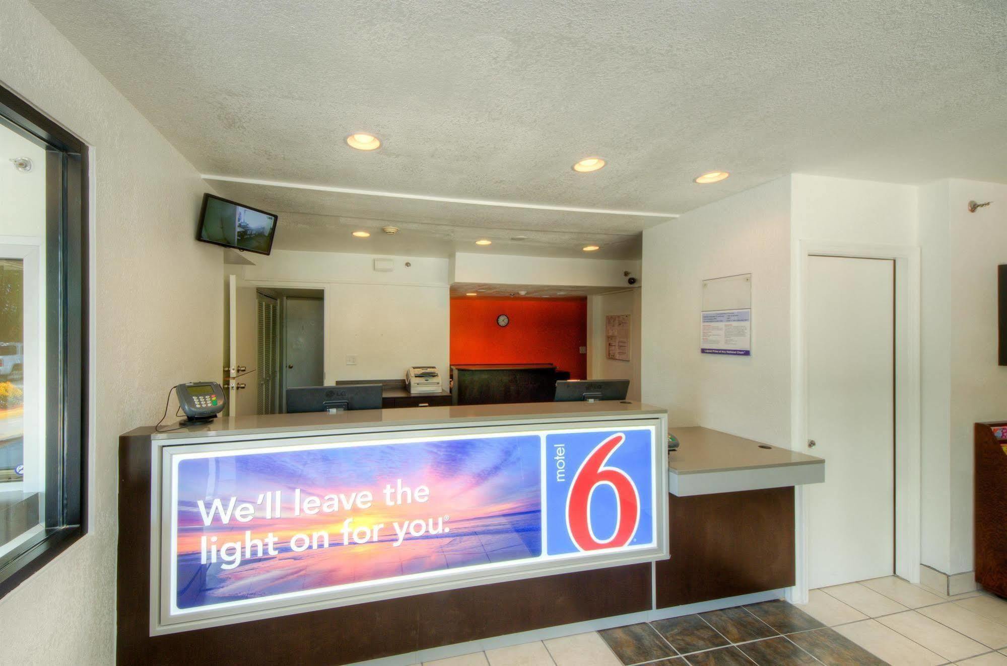 Hotel 6-bradenton, Fl 2*