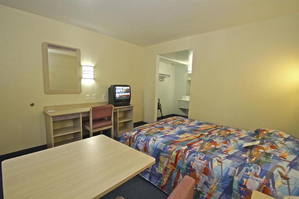 Hotel 6-bradenton, Fl 2*